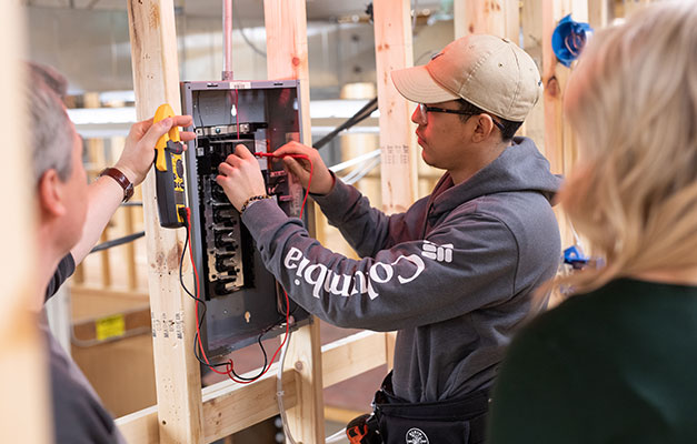 Student Working with Construction Electrician Equipment at 澳门在线博彩nical College.