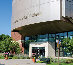 outside front entrance of澳门在线博彩