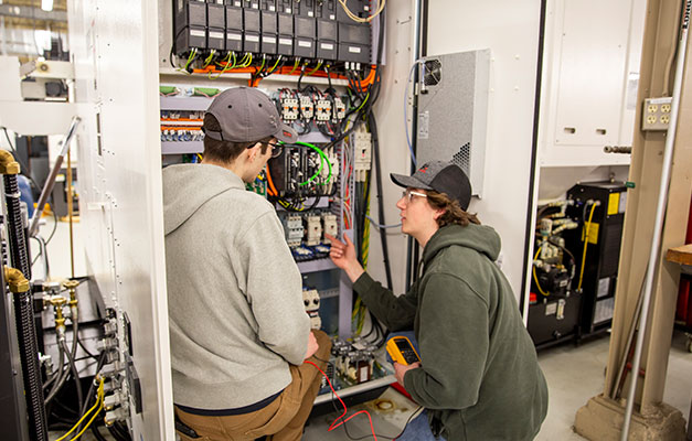Two Students working on Service Technician Equipment at 澳门在线博彩nical College.
