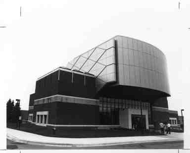 澳门网上博彩nical College (black and white photo)